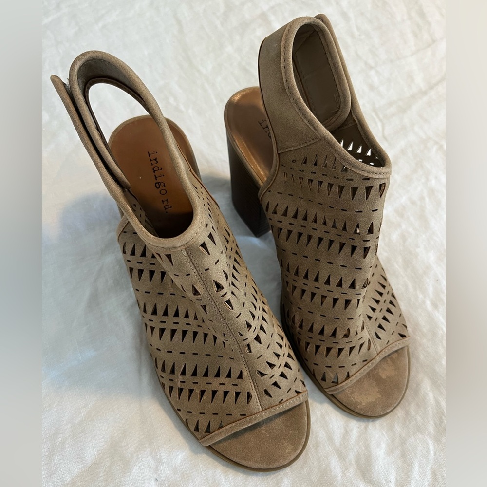 indigo rd. Women's Cut Out Tan Heels Size 9